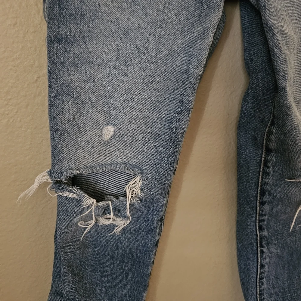 Forever 21 Kids Size 5-6 Blue Relaxed Fit Distressed Jeans